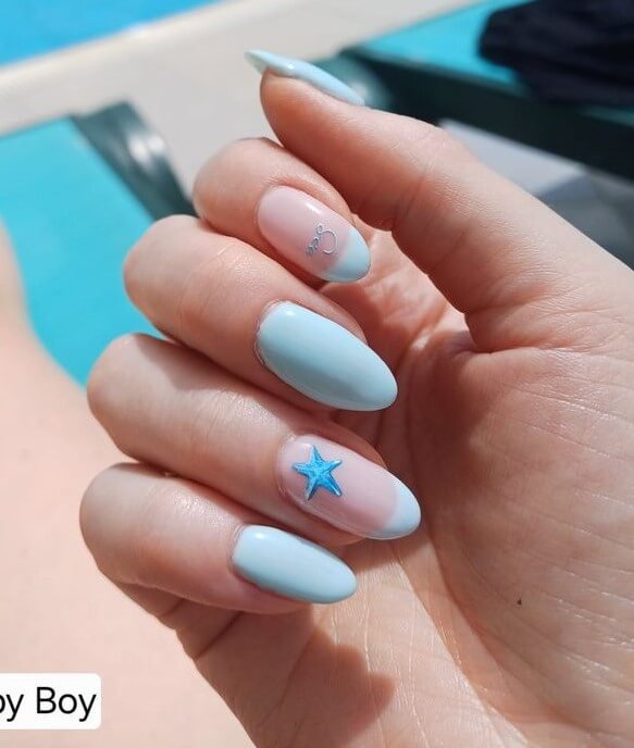 Uñas azul claro pastel playa