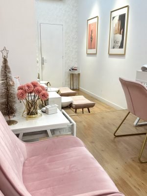 CENTRO DE UÑAS, SALÓN DE MANICURAS, PEDICURAS, CEJAS Y PESTAÑAS EN BARCELONA